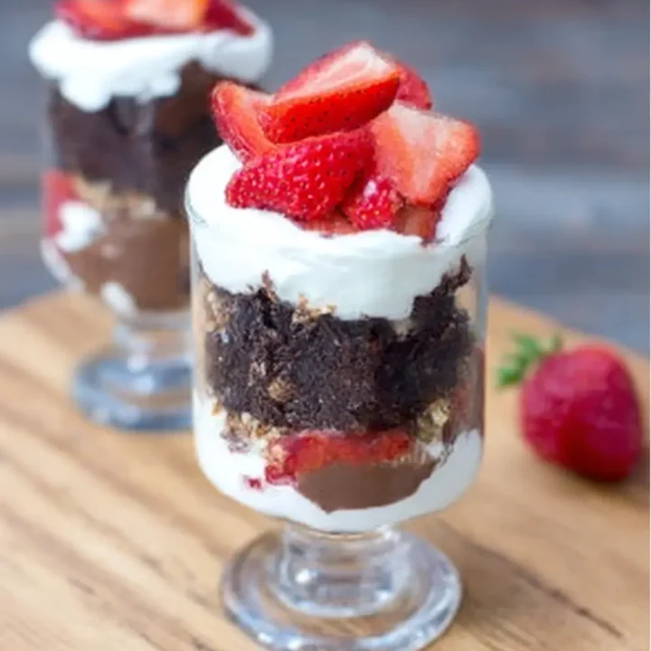 Creamy Chocolate Strawberry Cake Parfaits: Quick & Easy Dessert Cups